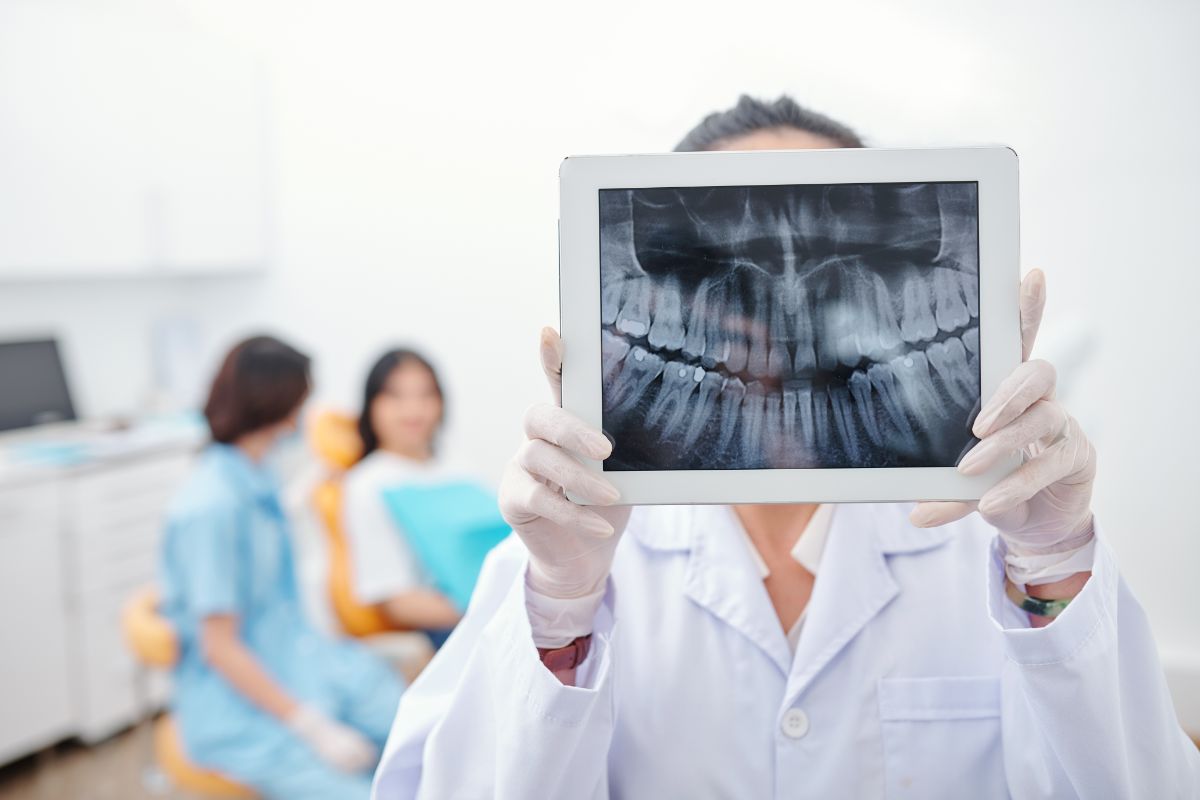 Dentist Showng Jaw X Ray 2021 09 01 15 27 04 Utc 1